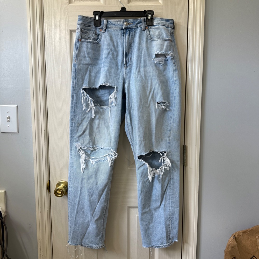 American Eagle Mom Jeans Size 10 Ripped Distressed Light‎ Wash Denim